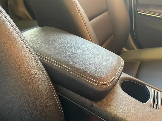 メルセデス・ベンツ ＧＬＡ２２０ 4マチック 愛知県 2017(平29)年 1.2万km カルサイトホワイト プレミアムパッケージ/　パノラミックスライディングルーフ/　メモリ付きフルパワーシート/　アンビエントライト/　Harman/Kardonサウンドシステム/レーダーセーフティパッケージ/　アダプティブクルーズコントロール/　レーンキープアシスト/　ブラインドスポットモニター/純正HDDナビ/　SD/USB/Bluetooth/バックカメラ/パドルシフト/シートヒーター/LEDヘッドライト/純正18インチAW/キーレスゴー