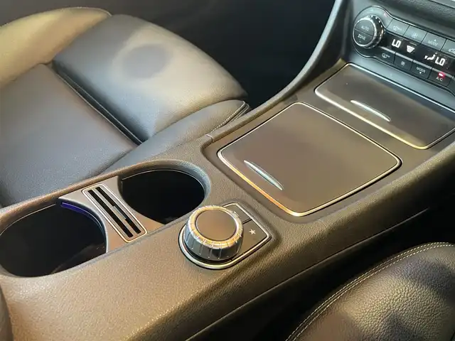 メルセデス・ベンツ ＧＬＡ２２０ 4マチック 愛知県 2017(平29)年 1.2万km カルサイトホワイト プレミアムパッケージ/　パノラミックスライディングルーフ/　メモリ付きフルパワーシート/　アンビエントライト/　Harman/Kardonサウンドシステム/レーダーセーフティパッケージ/　アダプティブクルーズコントロール/　レーンキープアシスト/　ブラインドスポットモニター/純正HDDナビ/　SD/USB/Bluetooth/バックカメラ/パドルシフト/シートヒーター/LEDヘッドライト/純正18インチAW/キーレスゴー