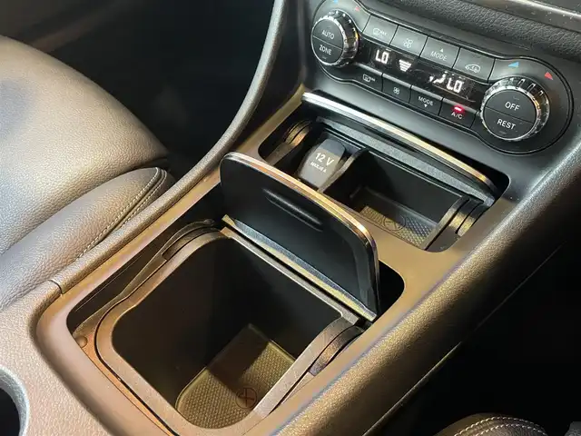 メルセデス・ベンツ ＧＬＡ２２０ 4マチック 愛知県 2017(平29)年 1.2万km カルサイトホワイト プレミアムパッケージ/　パノラミックスライディングルーフ/　メモリ付きフルパワーシート/　アンビエントライト/　Harman/Kardonサウンドシステム/レーダーセーフティパッケージ/　アダプティブクルーズコントロール/　レーンキープアシスト/　ブラインドスポットモニター/純正HDDナビ/　SD/USB/Bluetooth/バックカメラ/パドルシフト/シートヒーター/LEDヘッドライト/純正18インチAW/キーレスゴー