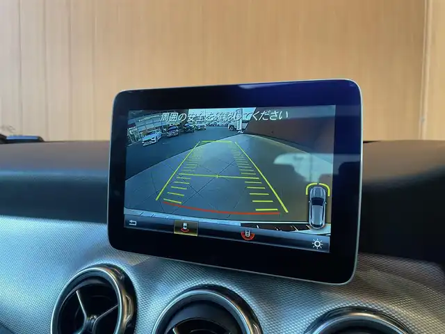 メルセデス・ベンツ ＧＬＡ２２０ 4マチック 愛知県 2017(平29)年 1.2万km カルサイトホワイト プレミアムパッケージ/　パノラミックスライディングルーフ/　メモリ付きフルパワーシート/　アンビエントライト/　Harman/Kardonサウンドシステム/レーダーセーフティパッケージ/　アダプティブクルーズコントロール/　レーンキープアシスト/　ブラインドスポットモニター/純正HDDナビ/　SD/USB/Bluetooth/バックカメラ/パドルシフト/シートヒーター/LEDヘッドライト/純正18インチAW/キーレスゴー