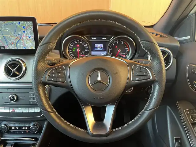 メルセデス・ベンツ ＧＬＡ２２０ 4マチック 愛知県 2017(平29)年 1.2万km カルサイトホワイト プレミアムパッケージ/　パノラミックスライディングルーフ/　メモリ付きフルパワーシート/　アンビエントライト/　Harman/Kardonサウンドシステム/レーダーセーフティパッケージ/　アダプティブクルーズコントロール/　レーンキープアシスト/　ブラインドスポットモニター/純正HDDナビ/　SD/USB/Bluetooth/バックカメラ/パドルシフト/シートヒーター/LEDヘッドライト/純正18インチAW/キーレスゴー