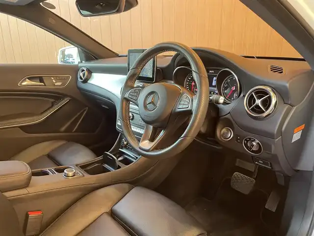 メルセデス・ベンツ ＧＬＡ２２０ 4マチック 愛知県 2017(平29)年 1.2万km カルサイトホワイト プレミアムパッケージ/　パノラミックスライディングルーフ/　メモリ付きフルパワーシート/　アンビエントライト/　Harman/Kardonサウンドシステム/レーダーセーフティパッケージ/　アダプティブクルーズコントロール/　レーンキープアシスト/　ブラインドスポットモニター/純正HDDナビ/　SD/USB/Bluetooth/バックカメラ/パドルシフト/シートヒーター/LEDヘッドライト/純正18インチAW/キーレスゴー