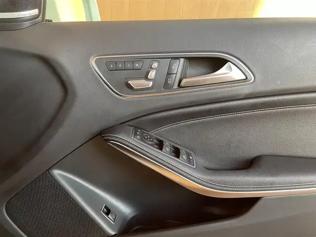 メルセデス・ベンツ ＧＬＡ２２０ 4マチック 愛知県 2017(平29)年 1.2万km カルサイトホワイト プレミアムパッケージ/　パノラミックスライディングルーフ/　メモリ付きフルパワーシート/　アンビエントライト/　Harman/Kardonサウンドシステム/レーダーセーフティパッケージ/　アダプティブクルーズコントロール/　レーンキープアシスト/　ブラインドスポットモニター/純正HDDナビ/　SD/USB/Bluetooth/バックカメラ/パドルシフト/シートヒーター/LEDヘッドライト/純正18インチAW/キーレスゴー