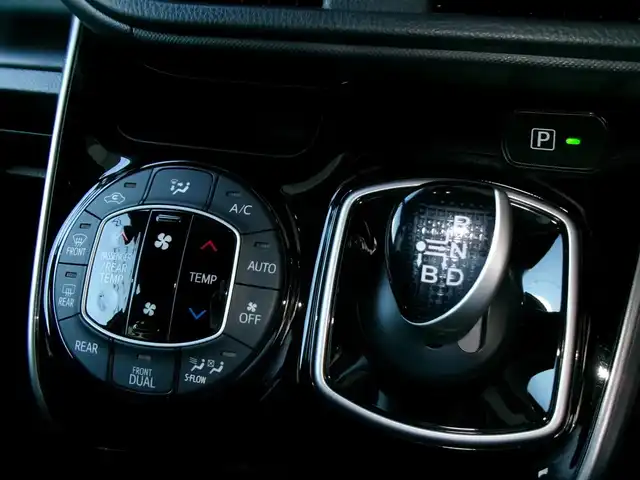 トヨタ ヴォクシー ハイブリッド ZS 煌 群馬県 2018(平30)年 5.1万km ホワイトパールクリスタルシャイン Toyota Safety Sense C/純正SDナビ/バックカメラ/両側パワースライドドア/シートヒーター/クルーズコントロール/2.0ETC/ニーエアバッグ