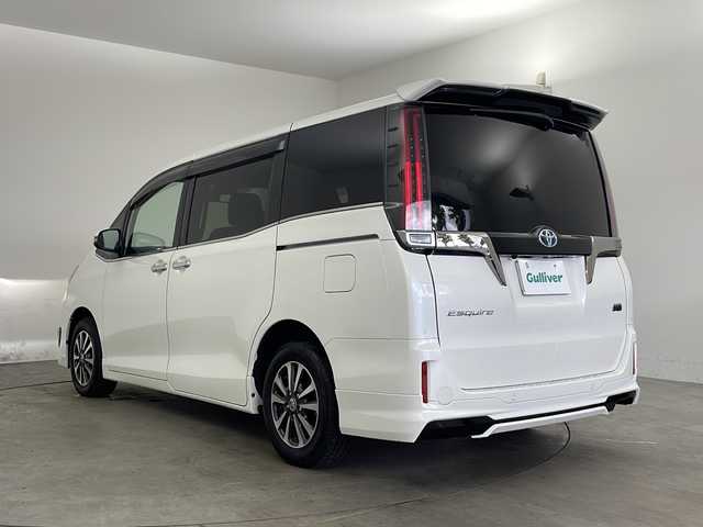 トヨタ エスクァイア ハイブリッド Gi プレミアムパッケージ ブラックテーラード 兵庫県 2021(令3)年 5.8万km ホワイトパールクリスタルシャイン ・社外9インチSDナビ（X9NX）/CD/DVD/SD/BT/フルセグ/・バックカメラ/・ビルトインETC/・Toyota　Safety　Sense/プリクラッシュセーフティ/レーンディパチャーアラート/オートマチックハイビーム/先行車発進告知/・クルーズコントロール/・横滑り防止装置/・パーキングサポートブレーキ/・車両接近通報装置/・両側パワースライドドア/・ステアリングスイッチ/・ステアリングヒーター/・合皮シート/・前席シートヒーター/・純正フロアマット/・ＬＥＤヘッドライト/・オートライト/・純正15インチアルミホイール/・ドライブレコーダー/・スマートキー/・スペアキー/・クリアランスソナー/・取扱説明書/・保証書