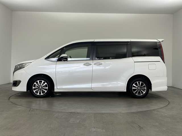 トヨタ エスクァイア ハイブリッド Gi プレミアムパッケージ ブラックテーラード 兵庫県 2021(令3)年 5.8万km ホワイトパールクリスタルシャイン ・社外9インチSDナビ（X9NX）/CD/DVD/SD/BT/フルセグ/・バックカメラ/・ビルトインETC/・Toyota　Safety　Sense/プリクラッシュセーフティ/レーンディパチャーアラート/オートマチックハイビーム/先行車発進告知/・クルーズコントロール/・横滑り防止装置/・パーキングサポートブレーキ/・車両接近通報装置/・両側パワースライドドア/・ステアリングスイッチ/・ステアリングヒーター/・合皮シート/・前席シートヒーター/・純正フロアマット/・ＬＥＤヘッドライト/・オートライト/・純正15インチアルミホイール/・ドライブレコーダー/・スマートキー/・スペアキー/・クリアランスソナー/・取扱説明書/・保証書