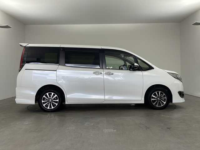 トヨタ エスクァイア ハイブリッド Gi プレミアムパッケージ ブラックテーラード 兵庫県 2021(令3)年 5.8万km ホワイトパールクリスタルシャイン ・社外9インチSDナビ（X9NX）/CD/DVD/SD/BT/フルセグ/・バックカメラ/・ビルトインETC/・Toyota　Safety　Sense/プリクラッシュセーフティ/レーンディパチャーアラート/オートマチックハイビーム/先行車発進告知/・クルーズコントロール/・横滑り防止装置/・パーキングサポートブレーキ/・車両接近通報装置/・両側パワースライドドア/・ステアリングスイッチ/・ステアリングヒーター/・合皮シート/・前席シートヒーター/・純正フロアマット/・ＬＥＤヘッドライト/・オートライト/・純正15インチアルミホイール/・ドライブレコーダー/・スマートキー/・スペアキー/・クリアランスソナー/・取扱説明書/・保証書