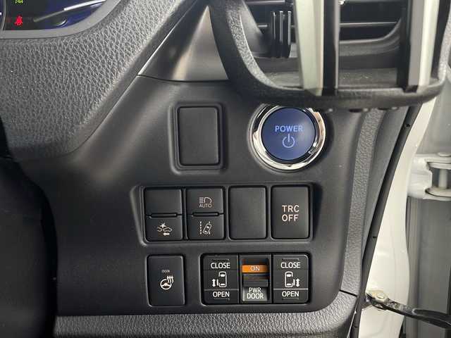 トヨタ エスクァイア ハイブリッド Gi プレミアムパッケージ ブラックテーラード 福岡県 2021(令3)年 5.8万km ホワイトパールクリスタルシャイン ・社外9インチSDナビ（X9NX）/CD/DVD/SD/BT/フルセグ/・バックカメラ/・ビルトインETC/・Toyota　Safety　Sense/プリクラッシュセーフティ/レーンディパチャーアラート/オートマチックハイビーム/先行車発進告知/・クルーズコントロール/・横滑り防止装置/・パーキングサポートブレーキ/・車両接近通報装置/・両側パワースライドドア/・ステアリングスイッチ/・ステアリングヒーター/・合皮シート/・前席シートヒーター/・純正フロアマット/・ＬＥＤヘッドライト/・オートライト/・純正15インチアルミホイール/・ドライブレコーダー/・スマートキー/・スペアキー/・クリアランスソナー/・取扱説明書/・保証書