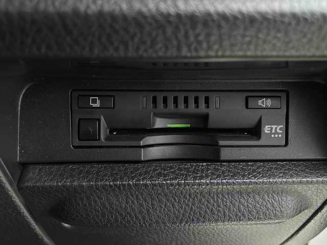 トヨタ エスクァイア ハイブリッド Gi プレミアムパッケージ ブラックテーラード 福岡県 2021(令3)年 5.8万km ホワイトパールクリスタルシャイン ・社外9インチSDナビ（X9NX）/CD/DVD/SD/BT/フルセグ/・バックカメラ/・ビルトインETC/・Toyota　Safety　Sense/プリクラッシュセーフティ/レーンディパチャーアラート/オートマチックハイビーム/先行車発進告知/・クルーズコントロール/・横滑り防止装置/・パーキングサポートブレーキ/・車両接近通報装置/・両側パワースライドドア/・ステアリングスイッチ/・ステアリングヒーター/・合皮シート/・前席シートヒーター/・純正フロアマット/・ＬＥＤヘッドライト/・オートライト/・純正15インチアルミホイール/・ドライブレコーダー/・スマートキー/・スペアキー/・クリアランスソナー/・取扱説明書/・保証書