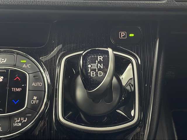トヨタ エスクァイア ハイブリッド Gi プレミアムパッケージ ブラックテーラード 福岡県 2021(令3)年 5.8万km ホワイトパールクリスタルシャイン ・社外9インチSDナビ（X9NX）/CD/DVD/SD/BT/フルセグ/・バックカメラ/・ビルトインETC/・Toyota　Safety　Sense/プリクラッシュセーフティ/レーンディパチャーアラート/オートマチックハイビーム/先行車発進告知/・クルーズコントロール/・横滑り防止装置/・パーキングサポートブレーキ/・車両接近通報装置/・両側パワースライドドア/・ステアリングスイッチ/・ステアリングヒーター/・合皮シート/・前席シートヒーター/・純正フロアマット/・ＬＥＤヘッドライト/・オートライト/・純正15インチアルミホイール/・ドライブレコーダー/・スマートキー/・スペアキー/・クリアランスソナー/・取扱説明書/・保証書