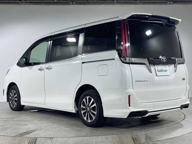 トヨタ エスクァイア ハイブリッド Gi プレミアムパッケージ ブラックテーラード 福岡県 2021(令3)年 5.8万km ホワイトパールクリスタルシャイン ・社外9インチSDナビ（X9NX）/CD/DVD/SD/BT/フルセグ/・バックカメラ/・ビルトインETC/・Toyota　Safety　Sense/プリクラッシュセーフティ/レーンディパチャーアラート/オートマチックハイビーム/先行車発進告知/・クルーズコントロール/・横滑り防止装置/・パーキングサポートブレーキ/・車両接近通報装置/・両側パワースライドドア/・ステアリングスイッチ/・ステアリングヒーター/・合皮シート/・前席シートヒーター/・純正フロアマット/・ＬＥＤヘッドライト/・オートライト/・純正15インチアルミホイール/・ドライブレコーダー/・スマートキー/・スペアキー/・クリアランスソナー/・取扱説明書/・保証書