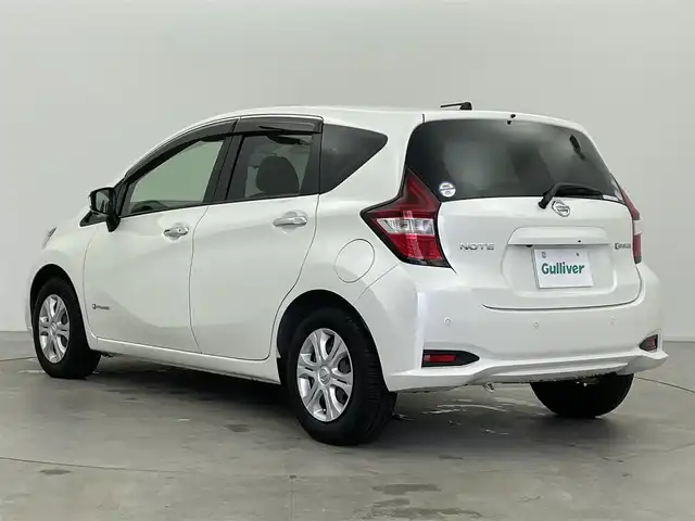 日産 ノート e－パワー X 富山県 2018(平30)年 3.7万km ブリリアントホワイトパール 純正ナビ（AM/FM/DVD/BT/フルセグ）/全方位カメラ/ドライブレコーダー/ETC/デジタルインナーミラー/衝突被害軽減システム/レーンキープアシスト/コーナーセンサー/横滑り防止装置/アイドリングストップ/純正フロアマット/オートLEDライト/フォグライト/ステアリングスイッチ/スマートキー