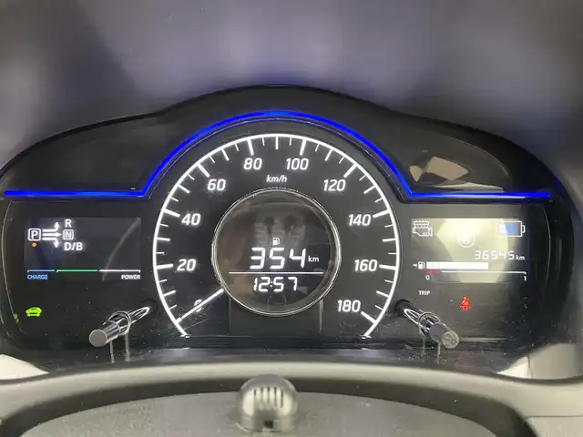 日産 ノート e－パワー X 富山県 2018(平30)年 3.7万km ブリリアントホワイトパール 純正ナビ（AM/FM/DVD/BT/フルセグ）/全方位カメラ/ドライブレコーダー/ETC/デジタルインナーミラー/衝突被害軽減システム/レーンキープアシスト/コーナーセンサー/横滑り防止装置/アイドリングストップ/純正フロアマット/オートLEDライト/フォグライト/ステアリングスイッチ/スマートキー