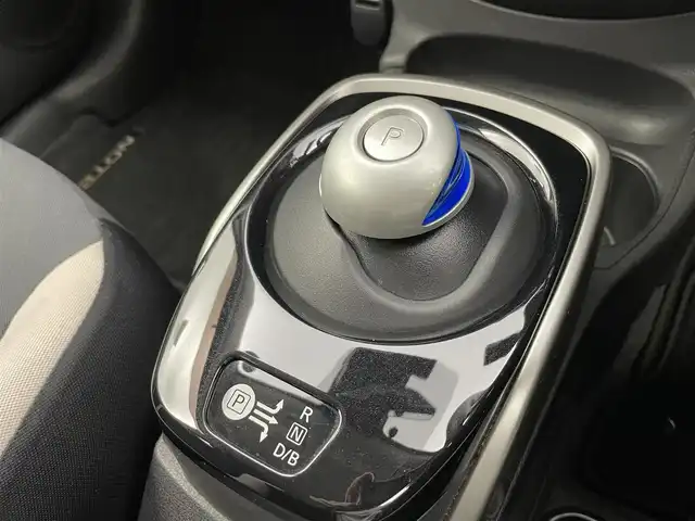 日産 ノート e－パワー X 富山県 2018(平30)年 3.7万km ブリリアントホワイトパール 純正ナビ（AM/FM/DVD/BT/フルセグ）/全方位カメラ/ドライブレコーダー/ETC/デジタルインナーミラー/衝突被害軽減システム/レーンキープアシスト/コーナーセンサー/横滑り防止装置/アイドリングストップ/純正フロアマット/オートLEDライト/フォグライト/ステアリングスイッチ/スマートキー