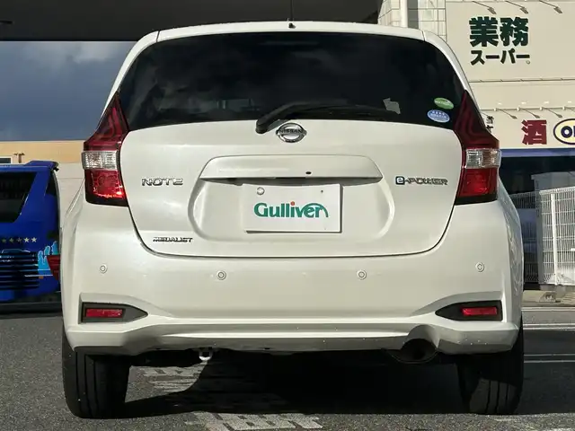 日産 ノート e－パワー メダリスト 奈良県 2020(令2)年 4.5万km ブリリアントホワイトパール 社外ナビ（MDV-S707W）/BT/CD/USB/SD/TV//ハーフレザーシート/デジタルインナーミラー/衝突軽減システム/レーンキープアシスト/コーナーセンサー/追従式レーダークルコン/横滑り防止装置/バックカメラ/社外ドラレコ/社外ETC/純正フロアマット/プッシュスタート/オートLEDライト/保証書・取説付