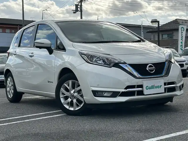 日産 ノート e－パワー メダリスト 奈良県 2020(令2)年 4.5万km ブリリアントホワイトパール 社外ナビ（MDV-S707W）/BT/CD/USB/SD/TV//ハーフレザーシート/デジタルインナーミラー/衝突軽減システム/レーンキープアシスト/コーナーセンサー/追従式レーダークルコン/横滑り防止装置/バックカメラ/社外ドラレコ/社外ETC/純正フロアマット/プッシュスタート/オートLEDライト/保証書・取説付