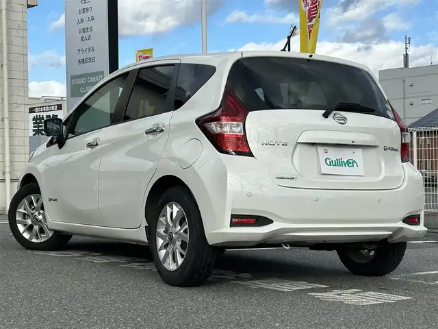 日産 ノート e－パワー メダリスト 奈良県 2020(令2)年 4.5万km ブリリアントホワイトパール 社外ナビ（MDV-S707W）/BT/CD/USB/SD/TV//ハーフレザーシート/デジタルインナーミラー/衝突軽減システム/レーンキープアシスト/コーナーセンサー/追従式レーダークルコン/横滑り防止装置/バックカメラ/社外ドラレコ/社外ETC/純正フロアマット/プッシュスタート/オートLEDライト/保証書・取説付