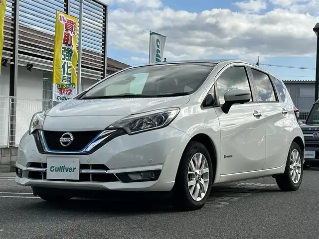 日産 ノート e－パワー メダリスト 奈良県 2020(令2)年 4.5万km ブリリアントホワイトパール 社外ナビ（MDV-S707W）/BT/CD/USB/SD/TV//ハーフレザーシート/デジタルインナーミラー/衝突軽減システム/レーンキープアシスト/コーナーセンサー/追従式レーダークルコン/横滑り防止装置/バックカメラ/社外ドラレコ/社外ETC/純正フロアマット/プッシュスタート/オートLEDライト/保証書・取説付