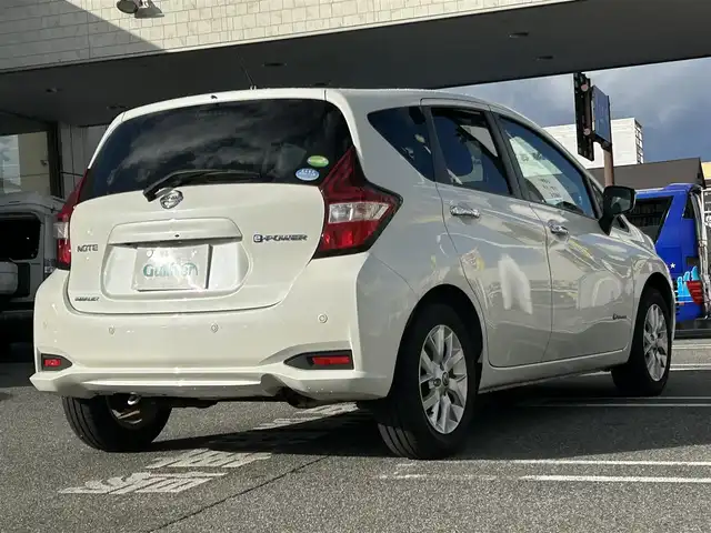 日産 ノート e－パワー メダリスト 奈良県 2020(令2)年 4.5万km ブリリアントホワイトパール 社外ナビ（MDV-S707W）/BT/CD/USB/SD/TV//ハーフレザーシート/デジタルインナーミラー/衝突軽減システム/レーンキープアシスト/コーナーセンサー/追従式レーダークルコン/横滑り防止装置/バックカメラ/社外ドラレコ/社外ETC/純正フロアマット/プッシュスタート/オートLEDライト/保証書・取説付