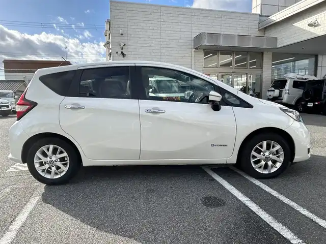 日産 ノート e－パワー メダリスト 奈良県 2020(令2)年 4.5万km ブリリアントホワイトパール 社外ナビ（MDV-S707W）/BT/CD/USB/SD/TV//ハーフレザーシート/デジタルインナーミラー/衝突軽減システム/レーンキープアシスト/コーナーセンサー/追従式レーダークルコン/横滑り防止装置/バックカメラ/社外ドラレコ/社外ETC/純正フロアマット/プッシュスタート/オートLEDライト/保証書・取説付