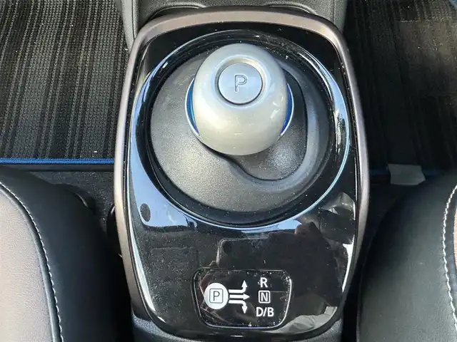 日産 ノート e－パワー メダリスト 奈良県 2020(令2)年 4.5万km ブリリアントホワイトパール 社外ナビ（MDV-S707W）/BT/CD/USB/SD/TV//ハーフレザーシート/デジタルインナーミラー/衝突軽減システム/レーンキープアシスト/コーナーセンサー/追従式レーダークルコン/横滑り防止装置/バックカメラ/社外ドラレコ/社外ETC/純正フロアマット/プッシュスタート/オートLEDライト/保証書・取説付