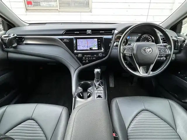 トヨタ カムリ WS 福岡県 2019(令1)年 4.7万km プラチナホワイトパールマイカ 純正7インチメモリナビ/　（AM/FM/CD/DVD/Bluetooth/フルセグTV）/バックカメラ/トヨタセーフティセンス/・プリクラッシュセーフティシステム/・レーンディバーチャーアラート/・オートマチックハイビーム/・レーダークルーズコントロール/オートライト/横滑り防止装置/クリアランスソナー/コーナーセンサー/純正17インチAW/黒色ハーフレザーシート/パワーシート（D席）/パドルシフト/ビルトインETC/前方ドライブレコーダー/電格ウインカーミラー/純正フロアマット/ドアバイザー/プッシュスタート/ステアリングスイッチ/ISOFIX/電源ソケット×1/保証書/取扱説明書