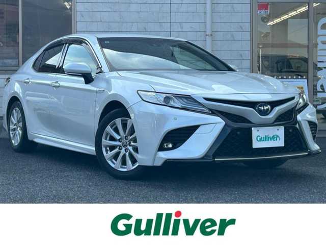 トヨタ カムリ WS 福岡県 2019(令1)年 4.7万km プラチナホワイトパールマイカ 純正7インチメモリナビ/　（AM/FM/CD/DVD/Bluetooth/フルセグTV）/バックカメラ/トヨタセーフティセンス/・プリクラッシュセーフティシステム/・レーンディバーチャーアラート/・オートマチックハイビーム/・レーダークルーズコントロール/オートライト/横滑り防止装置/クリアランスソナー/コーナーセンサー/純正17インチAW/黒色ハーフレザーシート/パワーシート（D席）/パドルシフト/ビルトインETC/前方ドライブレコーダー/電格ウインカーミラー/純正フロアマット/ドアバイザー/プッシュスタート/ステアリングスイッチ/ISOFIX/電源ソケット×1/保証書/取扱説明書