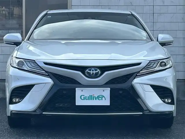 トヨタ カムリ WS 福岡県 2019(令1)年 4.7万km プラチナホワイトパールマイカ 純正7インチメモリナビ/　（AM/FM/CD/DVD/Bluetooth/フルセグTV）/バックカメラ/トヨタセーフティセンス/・プリクラッシュセーフティシステム/・レーンディバーチャーアラート/・オートマチックハイビーム/・レーダークルーズコントロール/オートライト/横滑り防止装置/クリアランスソナー/コーナーセンサー/純正17インチAW/黒色ハーフレザーシート/パワーシート（D席）/パドルシフト/ビルトインETC/前方ドライブレコーダー/電格ウインカーミラー/純正フロアマット/ドアバイザー/プッシュスタート/ステアリングスイッチ/ISOFIX/電源ソケット×1/保証書/取扱説明書