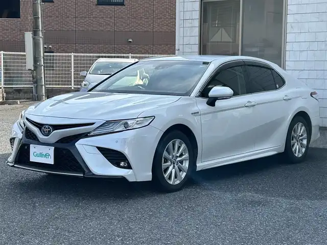 トヨタ カムリ WS 福岡県 2019(令1)年 4.7万km プラチナホワイトパールマイカ 純正7インチメモリナビ/　（AM/FM/CD/DVD/Bluetooth/フルセグTV）/バックカメラ/トヨタセーフティセンス/・プリクラッシュセーフティシステム/・レーンディバーチャーアラート/・オートマチックハイビーム/・レーダークルーズコントロール/オートライト/横滑り防止装置/クリアランスソナー/コーナーセンサー/純正17インチAW/黒色ハーフレザーシート/パワーシート（D席）/パドルシフト/ビルトインETC/前方ドライブレコーダー/電格ウインカーミラー/純正フロアマット/ドアバイザー/プッシュスタート/ステアリングスイッチ/ISOFIX/電源ソケット×1/保証書/取扱説明書