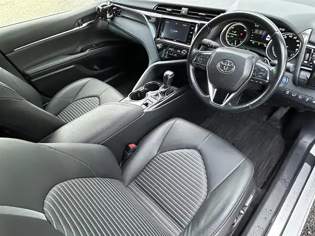 トヨタ カムリ WS 福岡県 2019(令1)年 4.7万km プラチナホワイトパールマイカ 純正7インチメモリナビ/　（AM/FM/CD/DVD/Bluetooth/フルセグTV）/バックカメラ/トヨタセーフティセンス/・プリクラッシュセーフティシステム/・レーンディバーチャーアラート/・オートマチックハイビーム/・レーダークルーズコントロール/オートライト/横滑り防止装置/クリアランスソナー/コーナーセンサー/純正17インチAW/黒色ハーフレザーシート/パワーシート（D席）/パドルシフト/ビルトインETC/前方ドライブレコーダー/電格ウインカーミラー/純正フロアマット/ドアバイザー/プッシュスタート/ステアリングスイッチ/ISOFIX/電源ソケット×1/保証書/取扱説明書