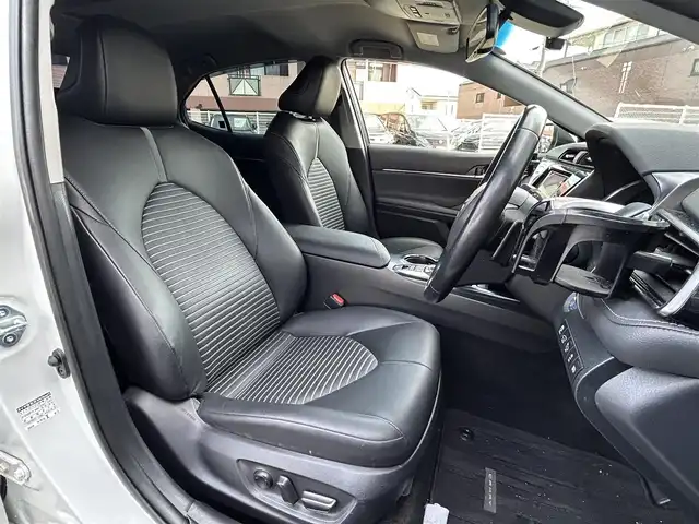 トヨタ カムリ WS 福岡県 2019(令1)年 4.7万km プラチナホワイトパールマイカ 純正7インチメモリナビ/　（AM/FM/CD/DVD/Bluetooth/フルセグTV）/バックカメラ/トヨタセーフティセンス/・プリクラッシュセーフティシステム/・レーンディバーチャーアラート/・オートマチックハイビーム/・レーダークルーズコントロール/オートライト/横滑り防止装置/クリアランスソナー/コーナーセンサー/純正17インチAW/黒色ハーフレザーシート/パワーシート（D席）/パドルシフト/ビルトインETC/前方ドライブレコーダー/電格ウインカーミラー/純正フロアマット/ドアバイザー/プッシュスタート/ステアリングスイッチ/ISOFIX/電源ソケット×1/保証書/取扱説明書