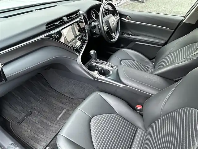 トヨタ カムリ WS 福岡県 2019(令1)年 4.7万km プラチナホワイトパールマイカ 純正7インチメモリナビ/　（AM/FM/CD/DVD/Bluetooth/フルセグTV）/バックカメラ/トヨタセーフティセンス/・プリクラッシュセーフティシステム/・レーンディバーチャーアラート/・オートマチックハイビーム/・レーダークルーズコントロール/オートライト/横滑り防止装置/クリアランスソナー/コーナーセンサー/純正17インチAW/黒色ハーフレザーシート/パワーシート（D席）/パドルシフト/ビルトインETC/前方ドライブレコーダー/電格ウインカーミラー/純正フロアマット/ドアバイザー/プッシュスタート/ステアリングスイッチ/ISOFIX/電源ソケット×1/保証書/取扱説明書