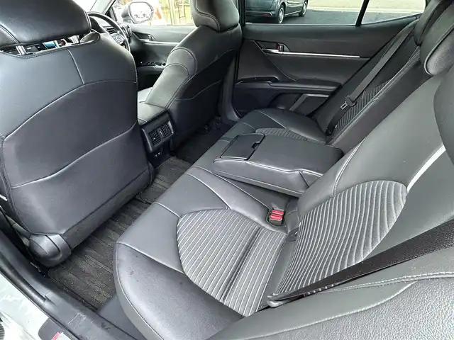 トヨタ カムリ WS 福岡県 2019(令1)年 4.7万km プラチナホワイトパールマイカ 純正7インチメモリナビ/　（AM/FM/CD/DVD/Bluetooth/フルセグTV）/バックカメラ/トヨタセーフティセンス/・プリクラッシュセーフティシステム/・レーンディバーチャーアラート/・オートマチックハイビーム/・レーダークルーズコントロール/オートライト/横滑り防止装置/クリアランスソナー/コーナーセンサー/純正17インチAW/黒色ハーフレザーシート/パワーシート（D席）/パドルシフト/ビルトインETC/前方ドライブレコーダー/電格ウインカーミラー/純正フロアマット/ドアバイザー/プッシュスタート/ステアリングスイッチ/ISOFIX/電源ソケット×1/保証書/取扱説明書