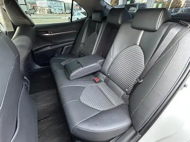 トヨタ カムリ WS 福岡県 2019(令1)年 4.7万km プラチナホワイトパールマイカ 純正7インチメモリナビ/　（AM/FM/CD/DVD/Bluetooth/フルセグTV）/バックカメラ/トヨタセーフティセンス/・プリクラッシュセーフティシステム/・レーンディバーチャーアラート/・オートマチックハイビーム/・レーダークルーズコントロール/オートライト/横滑り防止装置/クリアランスソナー/コーナーセンサー/純正17インチAW/黒色ハーフレザーシート/パワーシート（D席）/パドルシフト/ビルトインETC/前方ドライブレコーダー/電格ウインカーミラー/純正フロアマット/ドアバイザー/プッシュスタート/ステアリングスイッチ/ISOFIX/電源ソケット×1/保証書/取扱説明書