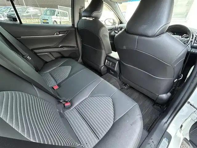 トヨタ カムリ WS 福岡県 2019(令1)年 4.7万km プラチナホワイトパールマイカ 純正7インチメモリナビ/　（AM/FM/CD/DVD/Bluetooth/フルセグTV）/バックカメラ/トヨタセーフティセンス/・プリクラッシュセーフティシステム/・レーンディバーチャーアラート/・オートマチックハイビーム/・レーダークルーズコントロール/オートライト/横滑り防止装置/クリアランスソナー/コーナーセンサー/純正17インチAW/黒色ハーフレザーシート/パワーシート（D席）/パドルシフト/ビルトインETC/前方ドライブレコーダー/電格ウインカーミラー/純正フロアマット/ドアバイザー/プッシュスタート/ステアリングスイッチ/ISOFIX/電源ソケット×1/保証書/取扱説明書