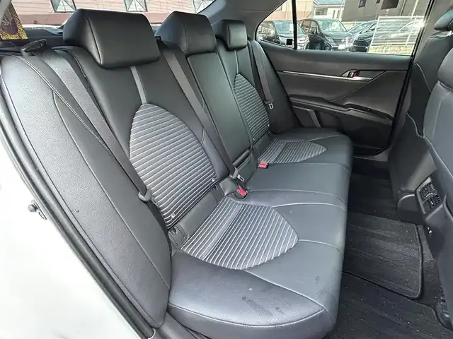 トヨタ カムリ WS 福岡県 2019(令1)年 4.7万km プラチナホワイトパールマイカ 純正7インチメモリナビ/　（AM/FM/CD/DVD/Bluetooth/フルセグTV）/バックカメラ/トヨタセーフティセンス/・プリクラッシュセーフティシステム/・レーンディバーチャーアラート/・オートマチックハイビーム/・レーダークルーズコントロール/オートライト/横滑り防止装置/クリアランスソナー/コーナーセンサー/純正17インチAW/黒色ハーフレザーシート/パワーシート（D席）/パドルシフト/ビルトインETC/前方ドライブレコーダー/電格ウインカーミラー/純正フロアマット/ドアバイザー/プッシュスタート/ステアリングスイッチ/ISOFIX/電源ソケット×1/保証書/取扱説明書