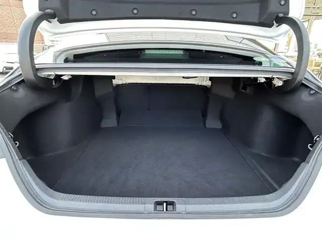 トヨタ カムリ WS 福岡県 2019(令1)年 4.7万km プラチナホワイトパールマイカ 純正7インチメモリナビ/　（AM/FM/CD/DVD/Bluetooth/フルセグTV）/バックカメラ/トヨタセーフティセンス/・プリクラッシュセーフティシステム/・レーンディバーチャーアラート/・オートマチックハイビーム/・レーダークルーズコントロール/オートライト/横滑り防止装置/クリアランスソナー/コーナーセンサー/純正17インチAW/黒色ハーフレザーシート/パワーシート（D席）/パドルシフト/ビルトインETC/前方ドライブレコーダー/電格ウインカーミラー/純正フロアマット/ドアバイザー/プッシュスタート/ステアリングスイッチ/ISOFIX/電源ソケット×1/保証書/取扱説明書