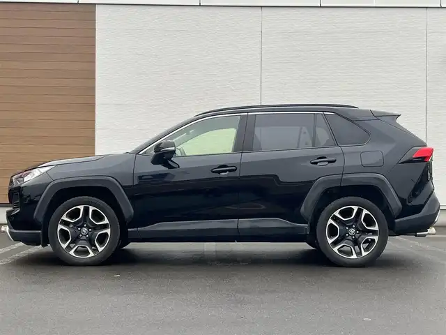 トヨタ ＲＡＶ４ アドベンチャー 秋田県 2019(令1)年 3.6万km アティチュードブラックマイカ 純正ナビ/衝突軽減システム/４WD/LEDヘッドライト/フルセグ/バックカメラ/スマートキー/前席シートヒーター/エアシート/D席パワーシート/純正アルミ/コーナーセンサー/アイドリングストップ/クルーズコントロール/プッシュスタート/MTモード付AT/パーキングアシスト/オートマチックハイビーム/ダウンヒルアシストコントロール/ステアリングスイッチ/ステアリングヒーター/ルーフレール/純正フロアマット/ETC/オートライト/オートエアコン/パワーステアリング/パワーウィンドウ/横滑り防止/盗難防止装置/電動格納ウィンカーミラー