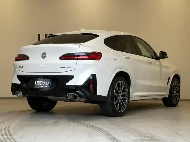 ＢＭＷ Ｘ４ xDrive 20d Mスポーツ 熊本県 2022(令4)年 3.9万km アルピンホワイトⅢ ・スマートキー/・プッシュスタート/・サンルーフ/・インテリジェントセーフティ/・注意喚起アシスト/・レーンチェンジアシスト/・ステアリングアシスト/・PDC自動起動/・アクティブPDC緊急ブレーキ/・パーキングアシスト/・クルーズコントロール(追従式)/・オートハイビーム/・黒革シート/・前席パワーシート/・全席シートヒーター /・純正メモリナビ/　【Bluetooth・USB・AppleCarPlay】/・フルセグTV/・全方位カメラ/・ETC/・パワーバックドア/・LEDヘッドランプ/・純正マット/・保証書/取説