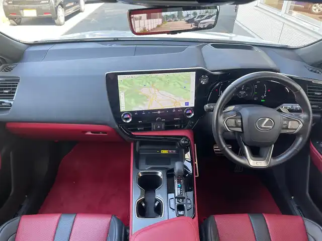 レクサス ＮＸ 350h Fスポーツ 山梨県 2023(令5)年 1.4万km ホワイトノーヴァガラスフレーク MarkLevinson/パノラマサンルーフ/三眼LEDヘッドライト/赤革/置き型充電/純正14インチメモリナビ/フルセグTV/全周囲カメラ/インテリアイルミネーション(カラー変更有)/デジタルインナーミラー/ETC2.0/前席シートヒーター/前席ベンチレーション/ステアリングヒーター/ヘッドアップディスプレイ/純正20インチブラックアルミホイール/オプションオレンジキャリパー