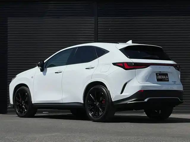 レクサス ＮＸ 350h Fスポーツ 山梨県 2023(令5)年 1.4万km ホワイトノーヴァガラスフレーク MarkLevinson/パノラマサンルーフ/三眼LEDヘッドライト/赤革/置き型充電/純正14インチメモリナビ/フルセグTV/全周囲カメラ/インテリアイルミネーション(カラー変更有)/デジタルインナーミラー/ETC2.0/前席シートヒーター/前席ベンチレーション/ステアリングヒーター/ヘッドアップディスプレイ/純正20インチブラックアルミホイール/オプションオレンジキャリパー