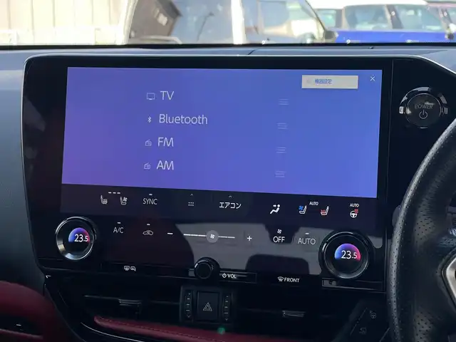 レクサス ＮＸ 350h Fスポーツ 山梨県 2023(令5)年 1.4万km ホワイトノーヴァガラスフレーク MarkLevinson/パノラマサンルーフ/三眼LEDヘッドライト/赤革/置き型充電/純正14インチメモリナビ/フルセグTV/全周囲カメラ/インテリアイルミネーション(カラー変更有)/デジタルインナーミラー/ETC2.0/前席シートヒーター/前席ベンチレーション/ステアリングヒーター/ヘッドアップディスプレイ/純正20インチブラックアルミホイール/オプションオレンジキャリパー