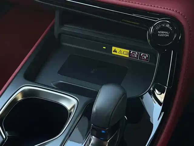 レクサス ＮＸ 350h Fスポーツ 山梨県 2023(令5)年 1.4万km ホワイトノーヴァガラスフレーク MarkLevinson/パノラマサンルーフ/三眼LEDヘッドライト/赤革/置き型充電/純正14インチメモリナビ/フルセグTV/全周囲カメラ/インテリアイルミネーション(カラー変更有)/デジタルインナーミラー/ETC2.0/前席シートヒーター/前席ベンチレーション/ステアリングヒーター/ヘッドアップディスプレイ/純正20インチブラックアルミホイール/オプションオレンジキャリパー