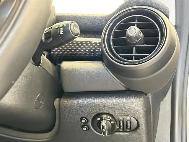 ＭＩＮＩ ミニ クーパー SD 福岡県 2020(令2)年 3.7万km ホワイト・シルバー ユニオンジャックテール　/ＡＣＣ　/衝突軽減Ｂ　/純正ナビ　/バックカメラ　/前後クリアランスソナー　/コンフォートアクセス　/ＬＥＤヘッドライト　/アンビエントライト　/ＭＩＮＩドライビングモード　/純正１７インチＡＷ