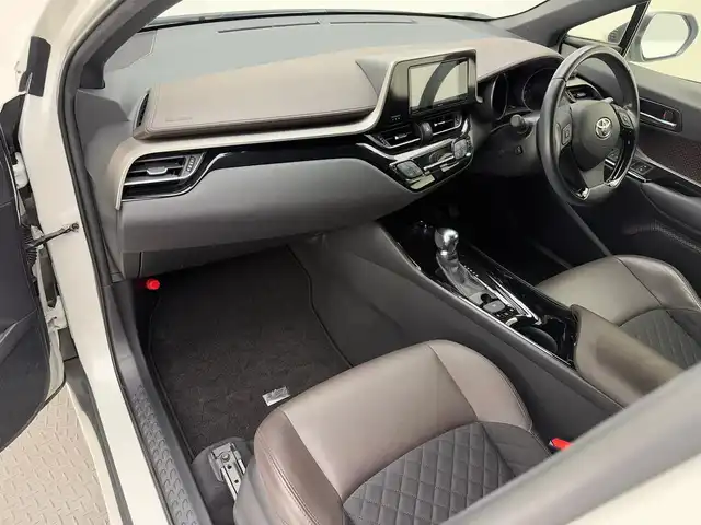 トヨタ Ｃ－ＨＲ G 兵庫県 2017(平29)年 5.3万km ホワイトパールクリスタルシャイン 衝突軽減ブレーキ/レーンキープアシスト/ハーフレザーシート/シートヒーター/社外SDナビ＆フルセグTV/（CD＆DVD＆BT＆MSV＆AUX）/レーダークルーズコントロール/オートライト/LEDライト/シーケンシャルライト/純正18inアルミホイール/フロアマット/スマートキー/プッシュスタート