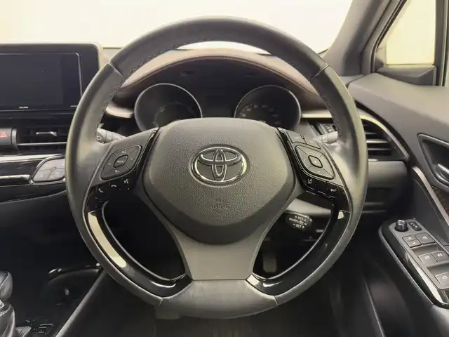 トヨタ Ｃ－ＨＲ G 兵庫県 2017(平29)年 5.3万km ホワイトパールクリスタルシャイン 衝突軽減ブレーキ/レーンキープアシスト/ハーフレザーシート/シートヒーター/社外SDナビ＆フルセグTV/（CD＆DVD＆BT＆MSV＆AUX）/レーダークルーズコントロール/オートライト/LEDライト/シーケンシャルライト/純正18inアルミホイール/フロアマット/スマートキー/プッシュスタート
