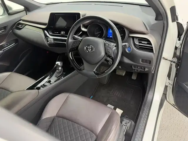 トヨタ Ｃ－ＨＲ G 兵庫県 2017(平29)年 5.3万km ホワイトパールクリスタルシャイン 衝突軽減ブレーキ/レーンキープアシスト/ハーフレザーシート/シートヒーター/社外SDナビ＆フルセグTV/（CD＆DVD＆BT＆MSV＆AUX）/レーダークルーズコントロール/オートライト/LEDライト/シーケンシャルライト/純正18inアルミホイール/フロアマット/スマートキー/プッシュスタート