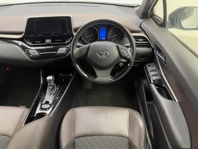 トヨタ Ｃ－ＨＲ G 兵庫県 2017(平29)年 5.3万km ホワイトパールクリスタルシャイン 衝突軽減ブレーキ/レーンキープアシスト/ハーフレザーシート/シートヒーター/社外SDナビ＆フルセグTV/（CD＆DVD＆BT＆MSV＆AUX）/レーダークルーズコントロール/オートライト/LEDライト/シーケンシャルライト/純正18inアルミホイール/フロアマット/スマートキー/プッシュスタート