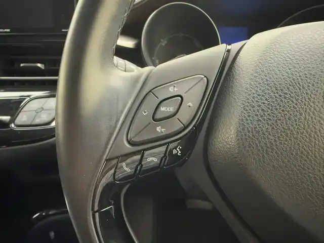 トヨタ Ｃ－ＨＲ G 兵庫県 2017(平29)年 5.3万km ホワイトパールクリスタルシャイン 衝突軽減ブレーキ/レーンキープアシスト/ハーフレザーシート/シートヒーター/社外SDナビ＆フルセグTV/（CD＆DVD＆BT＆MSV＆AUX）/レーダークルーズコントロール/オートライト/LEDライト/シーケンシャルライト/純正18inアルミホイール/フロアマット/スマートキー/プッシュスタート