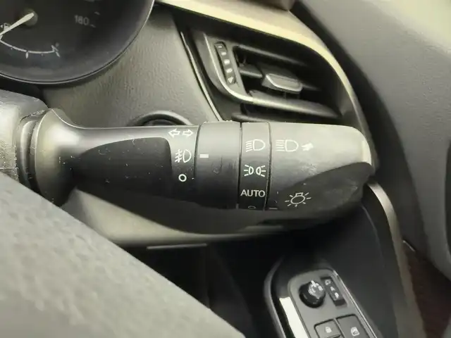 トヨタ Ｃ－ＨＲ G 兵庫県 2017(平29)年 5.3万km ホワイトパールクリスタルシャイン 衝突軽減ブレーキ/レーンキープアシスト/ハーフレザーシート/シートヒーター/社外SDナビ＆フルセグTV/（CD＆DVD＆BT＆MSV＆AUX）/レーダークルーズコントロール/オートライト/LEDライト/シーケンシャルライト/純正18inアルミホイール/フロアマット/スマートキー/プッシュスタート